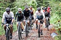 Gravel Ride & Race Bern. Frauen und Männer auf Gravelbikes im Wald.